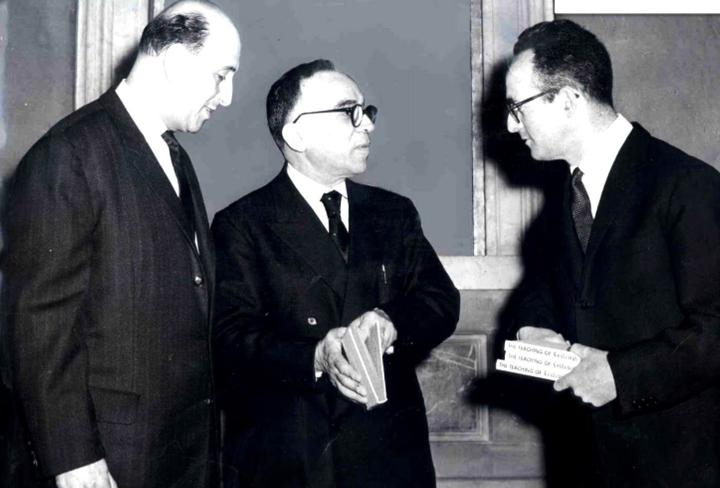 Abraham S. Karlikow, directeur du bureau européen d’AJC (à droite), 1964 