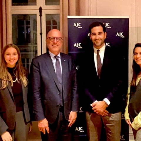 Ted Deutch avec les responsables d'AJC Paris Access, Shani Benoualid, Marie-Sarah Seerberger et Antoine Haguenauer, pour le lancement officiel d'Access Paris, le 29 novembre 2022 