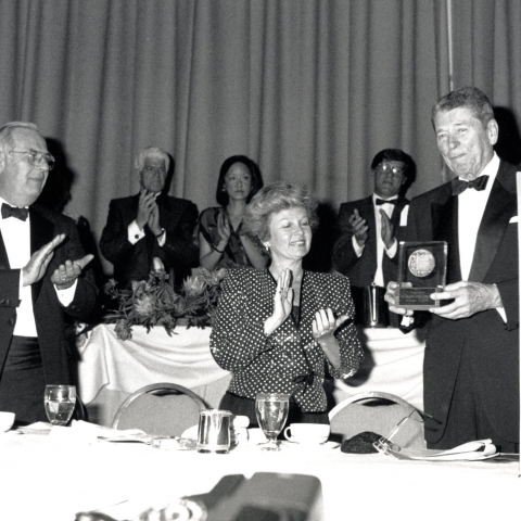 Sholom Comay; Howard Friedman; Mimi Alperin et Ronald Reagan, président des États-Unis. Juin 1988