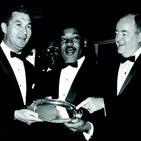 Remise du prix AJC American Liberties Medallion à Martin Luther King Jr. par Sol M. Linowitz, président du Comité exécutif d’AJC et Hubert H. Humphrey, Vice-président d’AJC. Juillet 1967