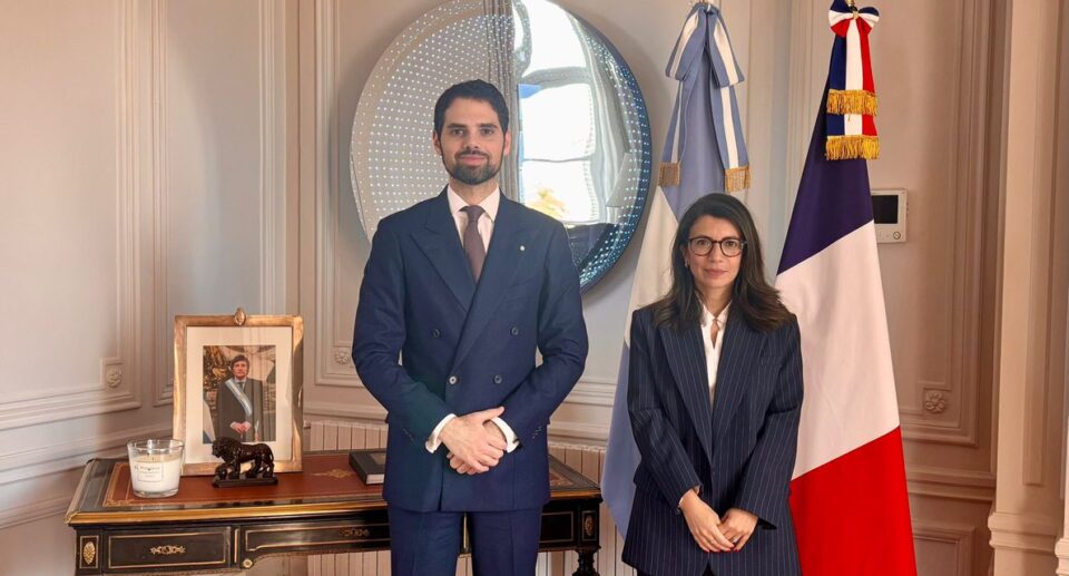 Sarah Perez, directrice d’AJC Paris par intérim, a rencontré ce matin S.E. Ian Sielecki, ambassadeur d’Argentine à Paris. L’occasion d’un échange enrichissant sur la montée préoccupante de l’antisémitisme en France et en Europe, l’importance de la mémoire et de sa transmission qui sont au cœur des priorités du gouvernement argentin. Cet échange ouvre des perspectives concrètes de coopération sur ces enjeux essentiels. L’Argentine assure la présidence de l’IHRA en ce moment
