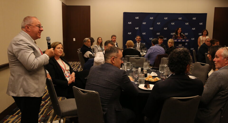 Julie Decroix, Sarah Perez-Pariente et Viktor Melamed, représentant de l&rsquo;AJC à Sofia en Bulgarie, au dîner des dirigeants des communautés juives européennes, au Global Forum à Washington le 31 mai 2026