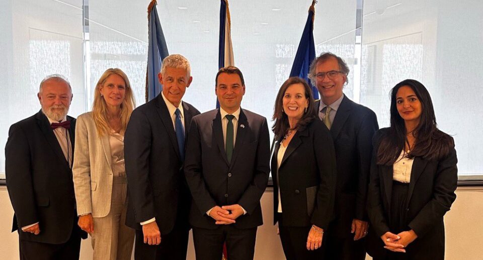 Anne-Sophie Sebban-Bécache, vice-présidente pour l’Europe, a rencontré le ministre tchèque des Affaires étrangères, Son Excellence Petr Macinka, à l’occasion du Marathon diplomatique annuel organisé par l’AJC dans le cadre de l’Assemblée générale des Nations unies.